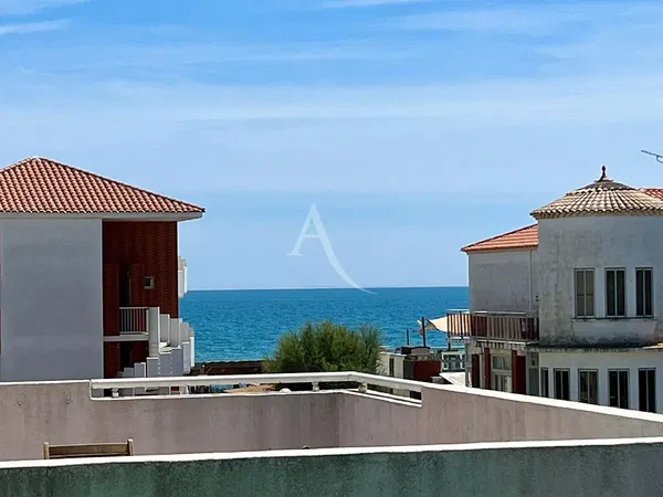 Obývací pokoj; dřevěná podlaha, přirozené světlo, moderní styl, vysoké stropy