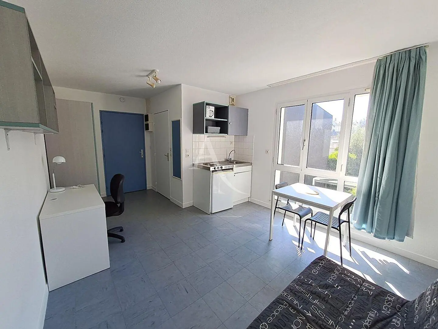 Woonkamer; houten vloer, natuurlijk licht, moderne stijl, hoge plafonds