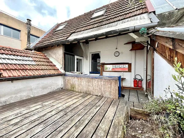 Σαλόνι; ξύλινο πάτωμα, φυσικό φως, μοντέρνο στυλ, ψηλά ταβάνια