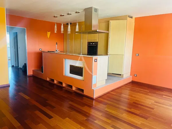 Woonkamer; houten vloer, natuurlijk licht, moderne stijl, hoge plafonds