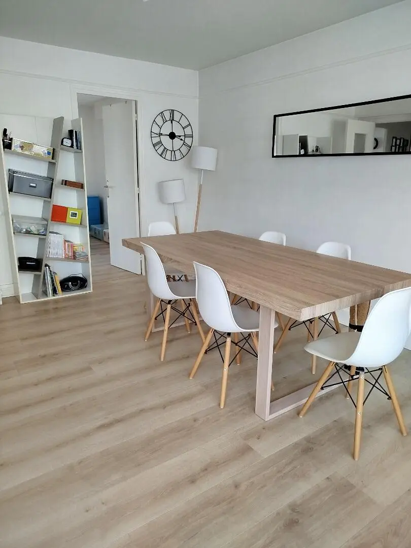 Kuchyňa; kuchynské spotrebiče, drevená podlaha, prirodzené svetlo, moderný štýl, po rekonštrukcii