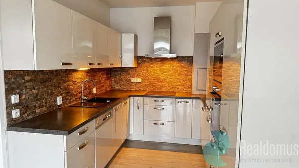 Salon; parquet, lumière naturelle, style moderne, hauteur sous plafond