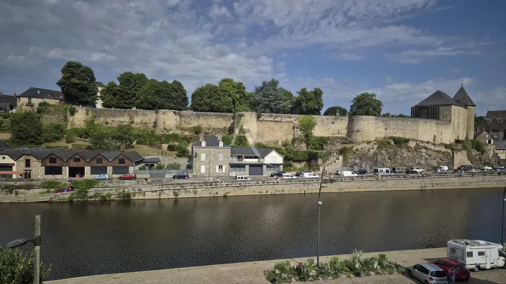 Kuchyňa; kuchynské spotrebiče, dlažba, prirodzené svetlo, moderný štýl, po rekonštrukcii