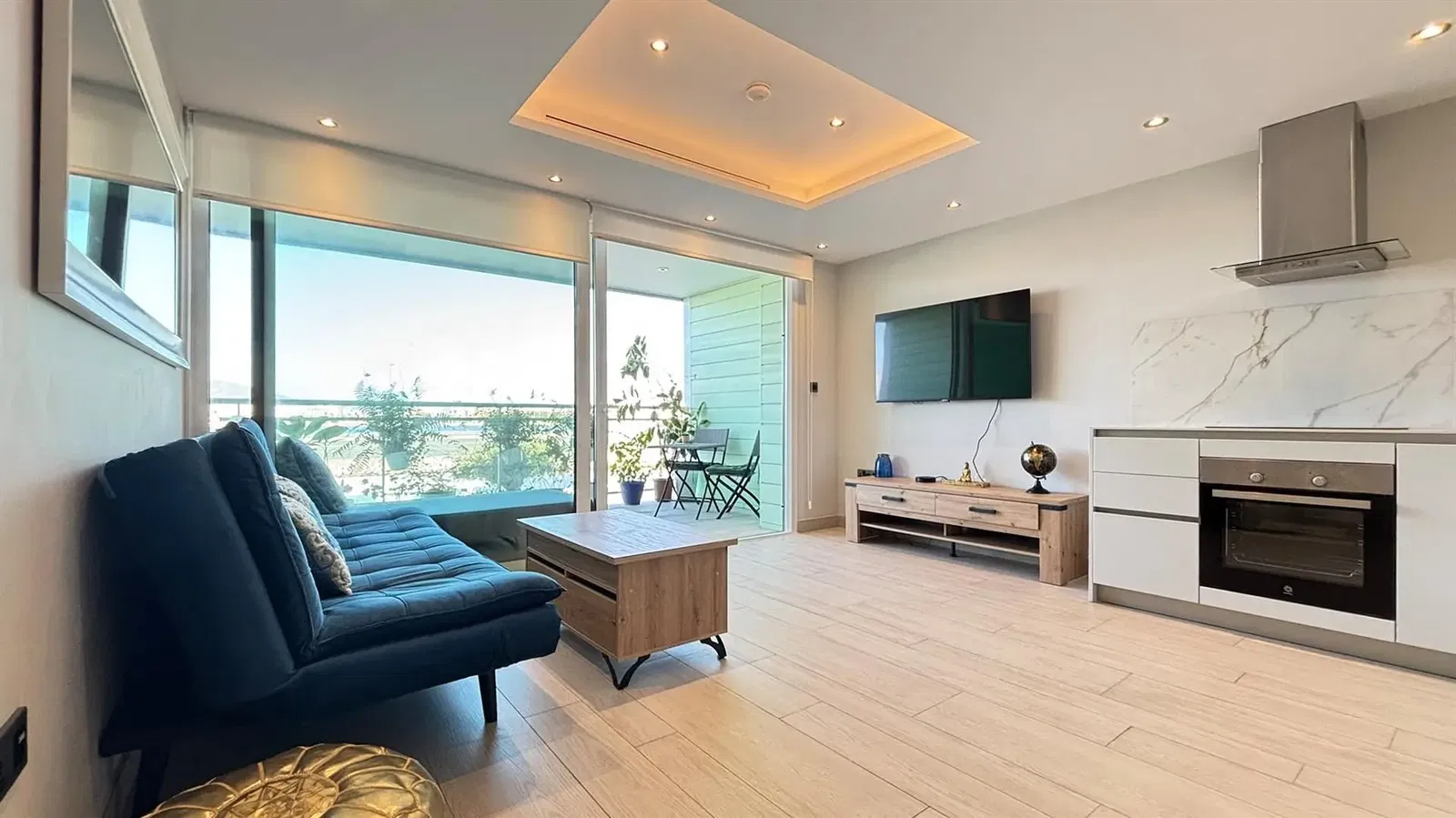 Woonkamer; houten vloer, natuurlijk licht, moderne stijl, hoge plafonds