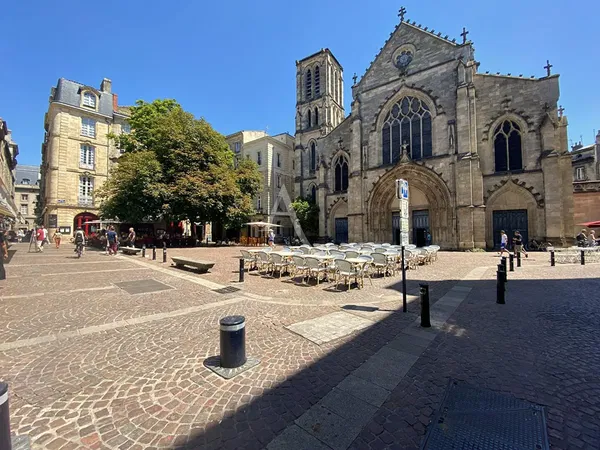Salon; parquet, lumière naturelle, style moderne, hauteur sous plafond