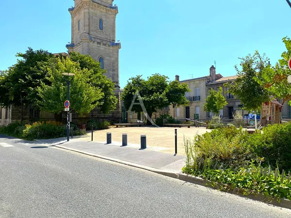 Хол; дървен под, естествена светлина, модерен стил, високи тавани