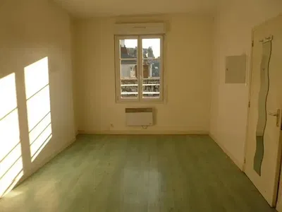 Soggiorno; pavimento in legno, luce naturale, stile moderno, soffitti alti