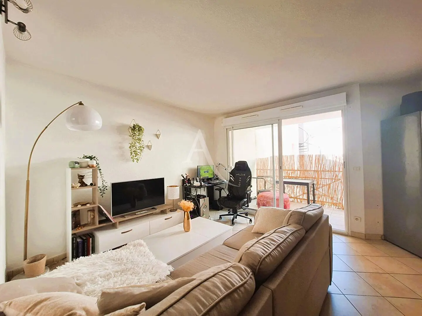 Дневна соба; дрвени под, природно светло, модерни стил, високи плафони