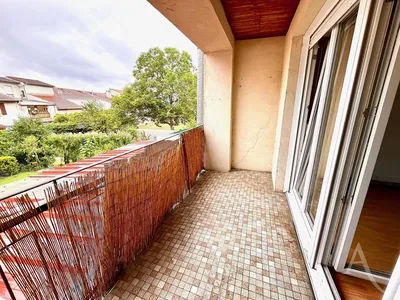 Living room; wood floor, natural light, modern style, high ceiling
