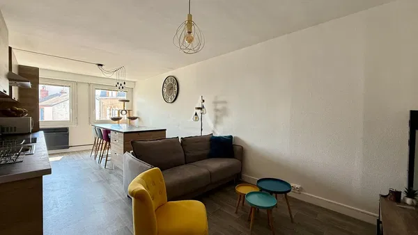 Oturma odası; ahşap zemin, doğal ışık, modern stil, yüksek tavan