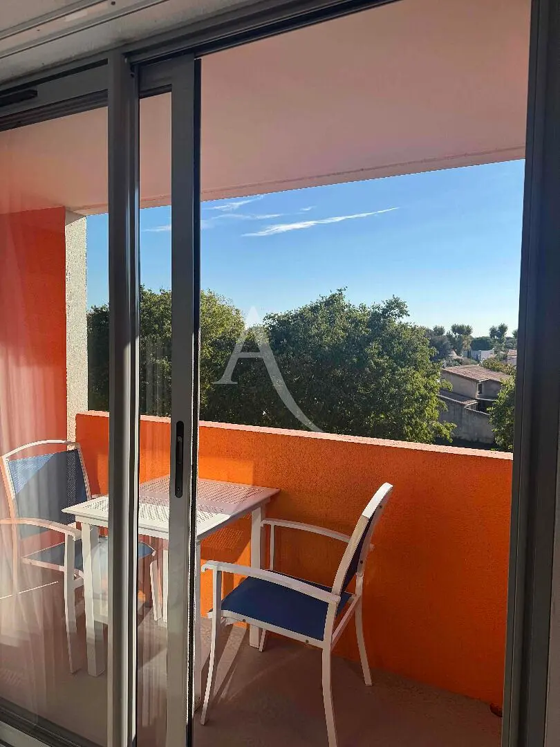 Oturma odası; ahşap zemin, doğal ışık, modern stil, yüksek tavan