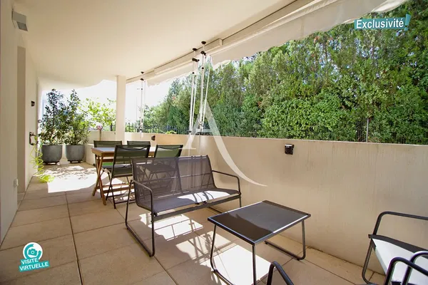 Soggiorno; pavimento in legno, luce naturale, stile moderno, soffitti alti