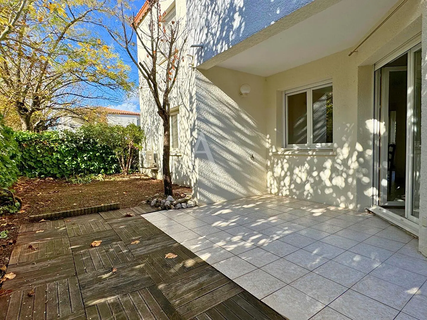 Дневна соба; дрвени под, природно светло, модерни стил, високи плафони