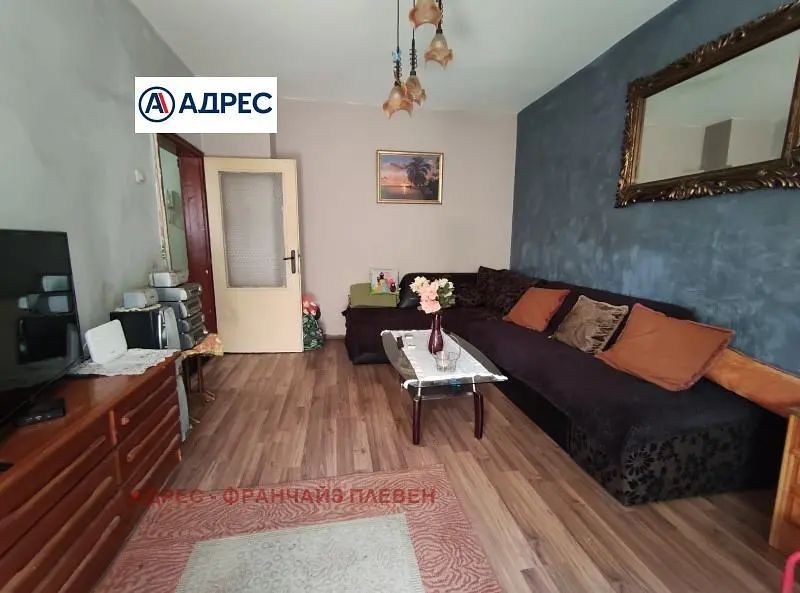 Wohnzimmer; holzboden, tageslicht, moderner stil, hohe decken