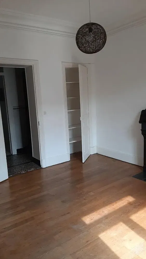 Oturma odası; ahşap zemin, doğal ışık, modern stil, yüksek tavan