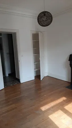 Oturma odası; ahşap zemin, doğal ışık, modern stil, yüksek tavan