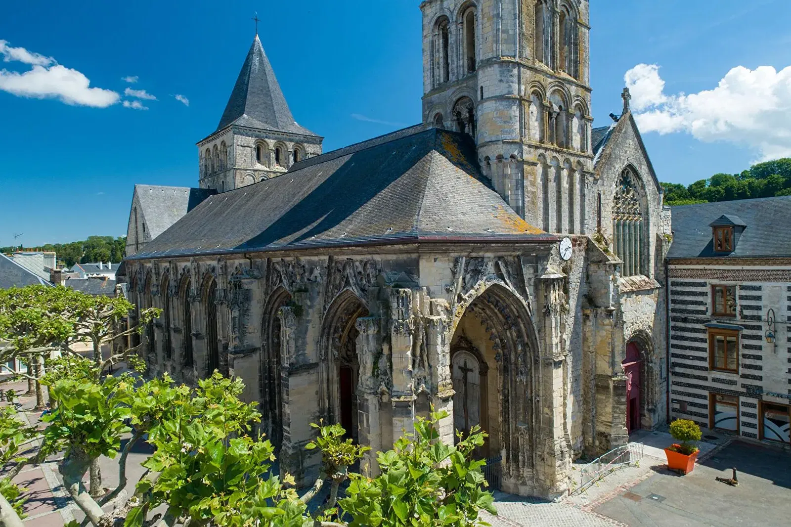 Obývačka; drevená podlaha, prirodzené svetlo, moderný štýl, vysoké stropy