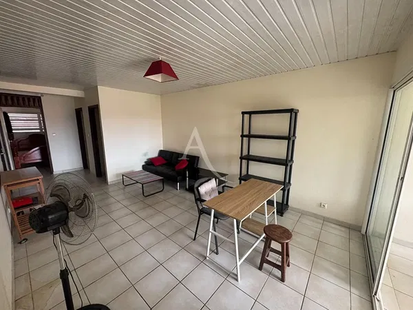 Woonkamer; houten vloer, natuurlijk licht, moderne stijl, hoge plafonds