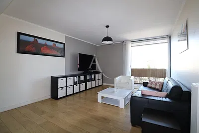 Oturma odası; ahşap zemin, doğal ışık, modern stil, yüksek tavan