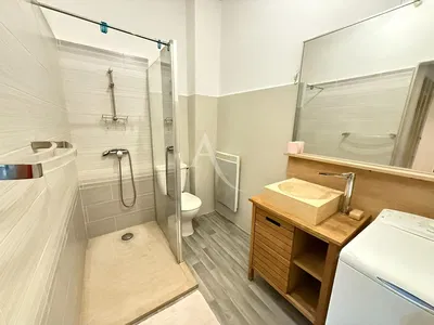 Dnevna soba; drveni pod, prirodno svjetlo, moderni stil, visoki plafoni