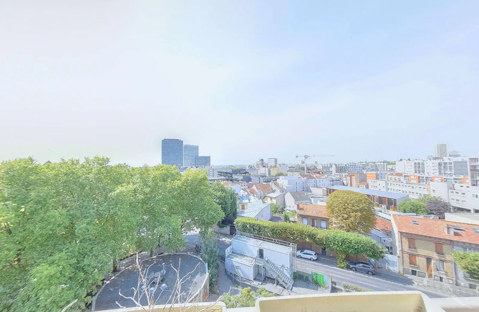 Obývací pokoj; dřevěná podlaha, přirozené světlo, moderní styl, vysoké stropy