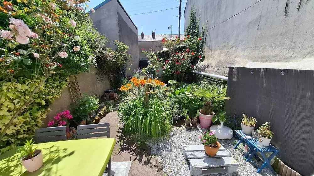 Soggiorno; pavimento in legno, luce naturale, stile moderno, soffitti alti