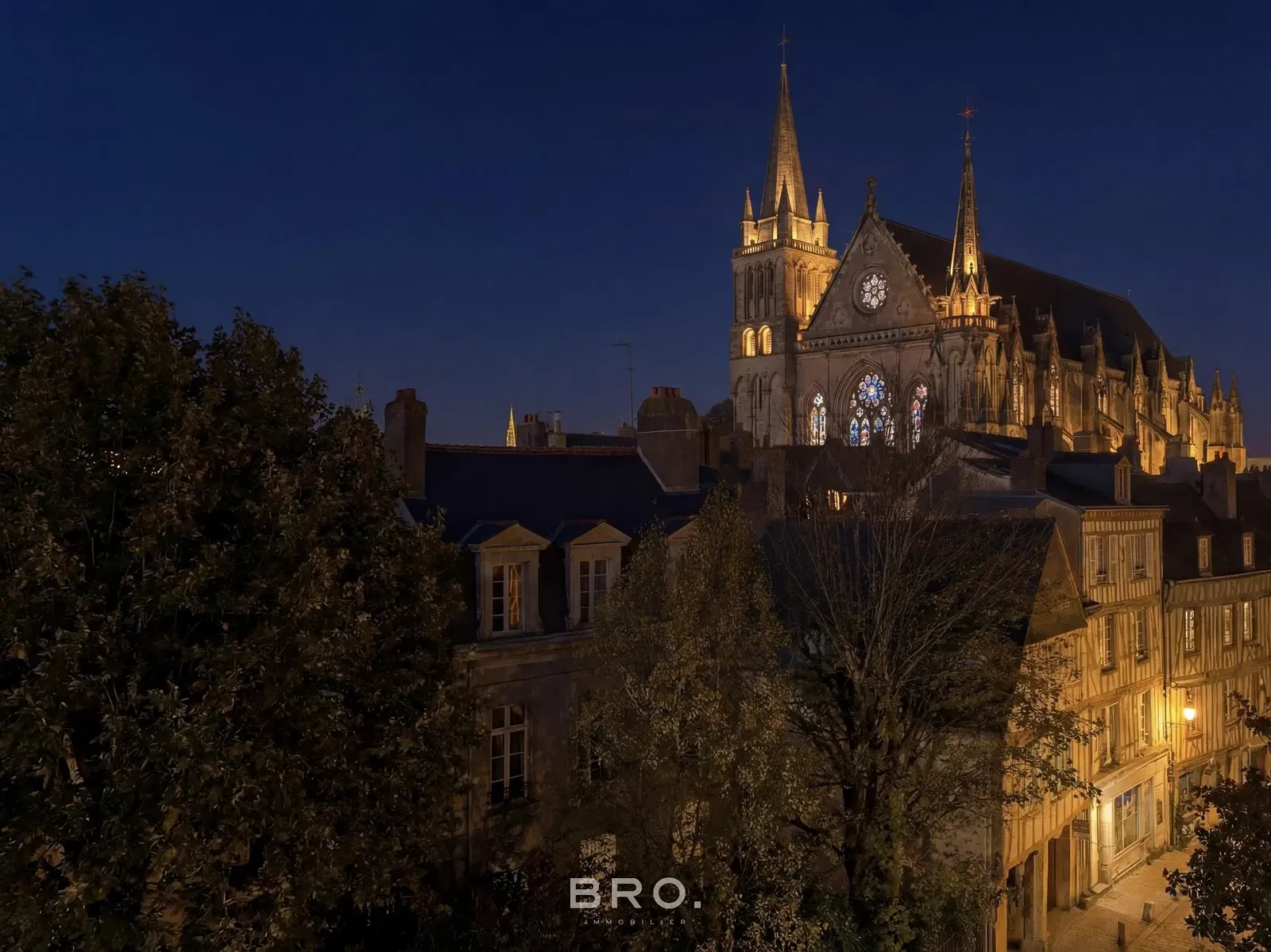 غرفة معيشة; أرضية خشبية, ضوء طبيعي, أسلوب عصري, أسقف عالية