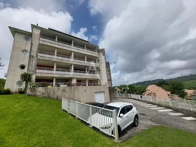 Oturma odası; ahşap zemin, doğal ışık, modern stil, yüksek tavan