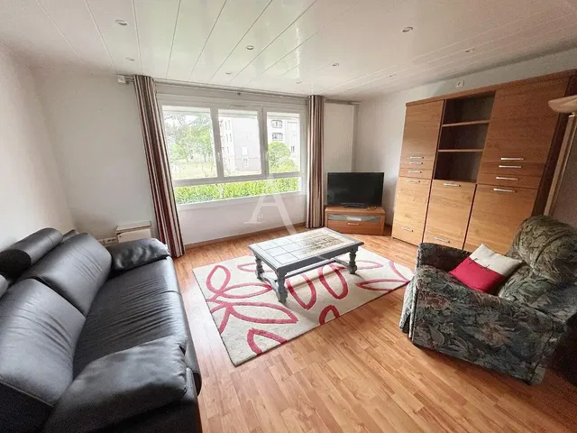 Salon; parquet, lumière naturelle, style moderne, hauteur sous plafond