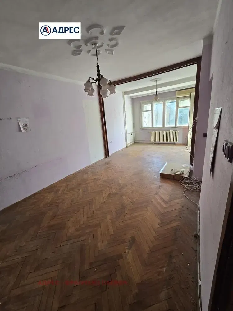 Wohnzimmer; holzboden, tageslicht, moderner stil, hohe decken