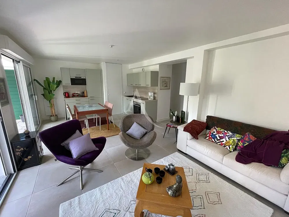 Cucina; elettrodomestici, pavimento in legno, luce naturale, stile moderno, ristrutturato