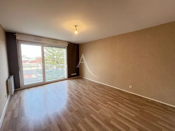 Wohnzimmer; holzboden, tageslicht, moderner stil, hohe decken