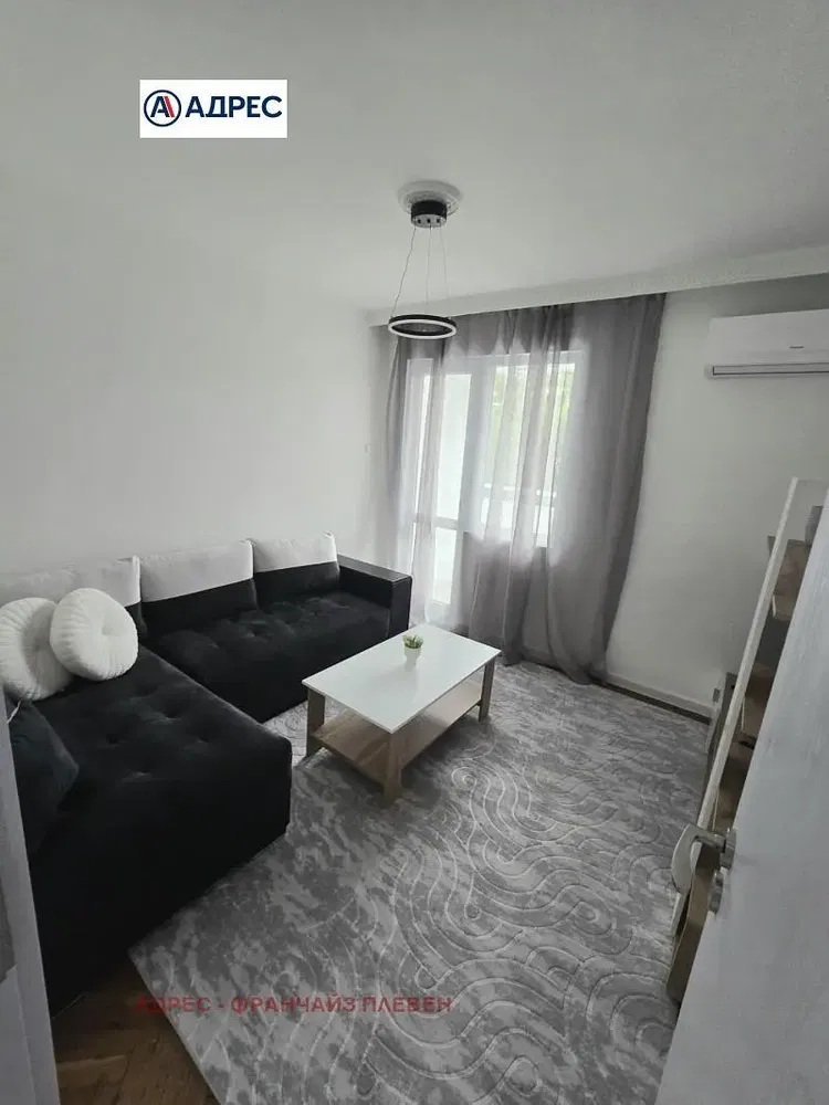 Wohnzimmer; holzboden, tageslicht, moderner stil, hohe decken