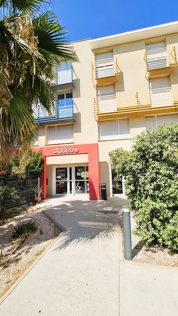 Sala de estar; chão de madeira, luz natural, estilo moderno, teto alto