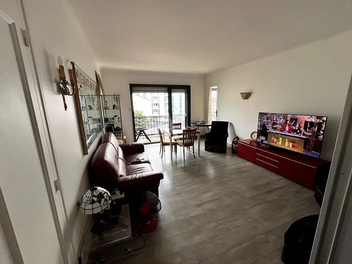 Kuchyně; kuchyňské spotřebiče, dřevěná podlaha, přirozené světlo, moderní styl, po rekonstrukci