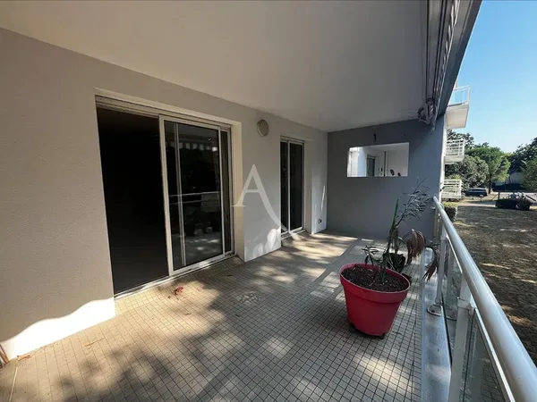 Living room; wood floor, natural light, modern style, high ceiling