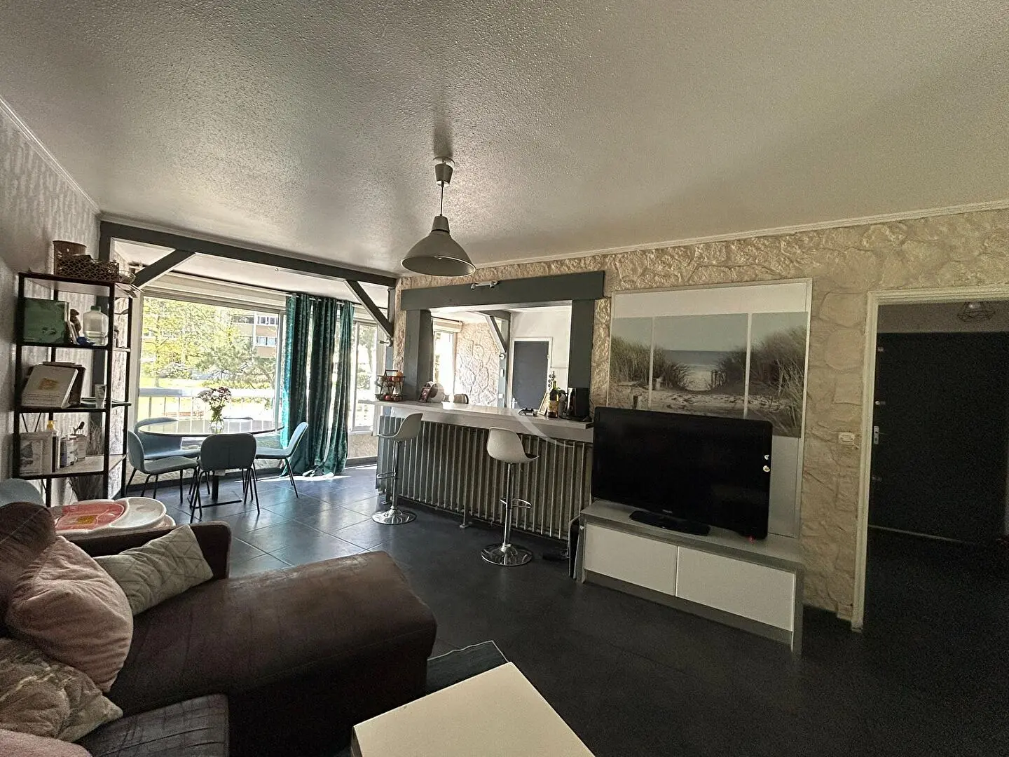 Soggiorno; pavimento in legno, luce naturale, stile moderno, soffitti alti