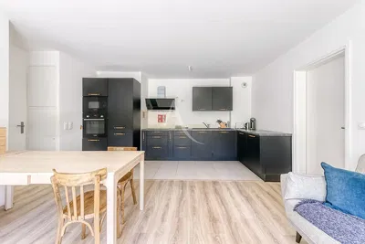 Living room; wood floor, natural light, modern style, high ceiling