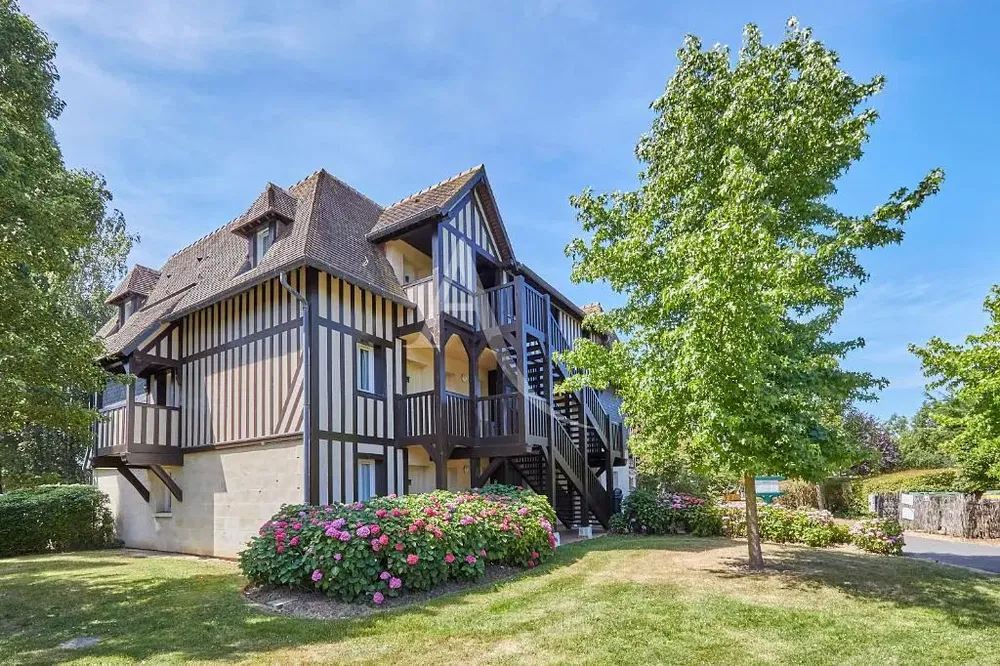 Obývačka; drevená podlaha, prirodzené svetlo, moderný štýl, vysoké stropy