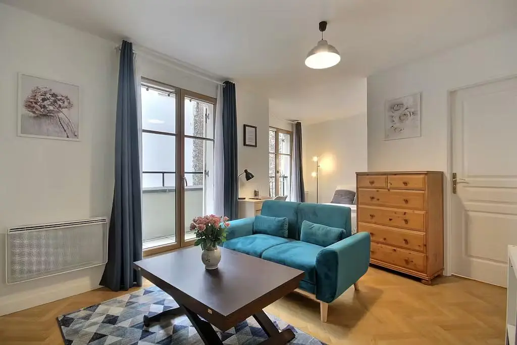 Wohnzimmer; holzboden, tageslicht, moderner stil, hohe decken