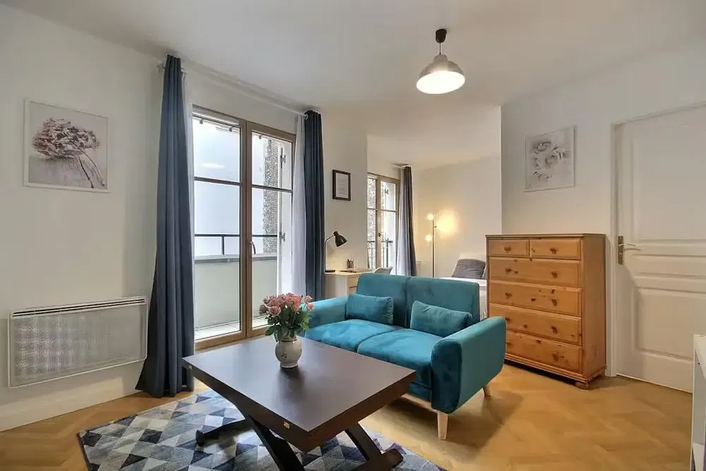 Woonkamer; houten vloer, natuurlijk licht, moderne stijl, hoge plafonds