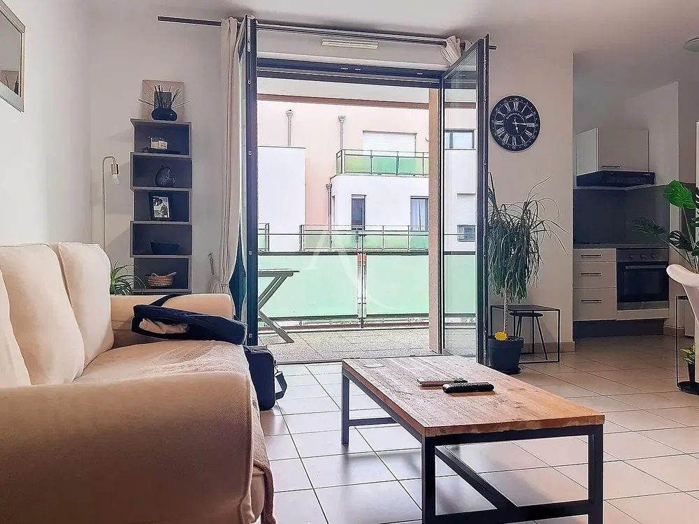 Living room; wood floor, natural light, modern style, high ceiling