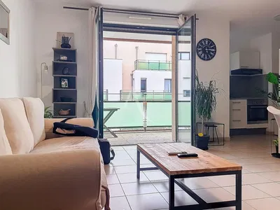Living room; wood floor, natural light, modern style, high ceiling
