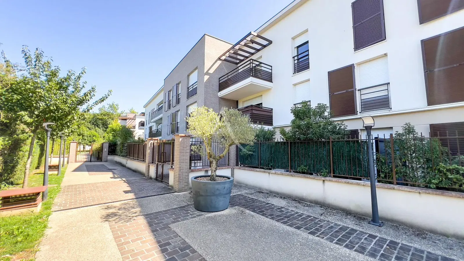 Soggiorno; pavimento in legno, luce naturale, stile moderno, soffitti alti