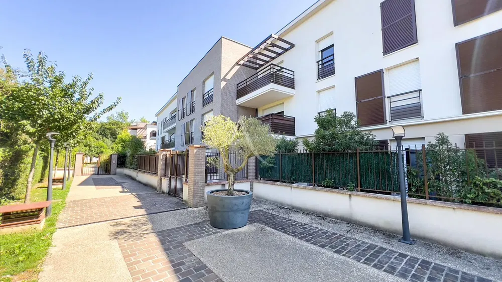 Soggiorno; pavimento in legno, luce naturale, stile moderno, soffitti alti