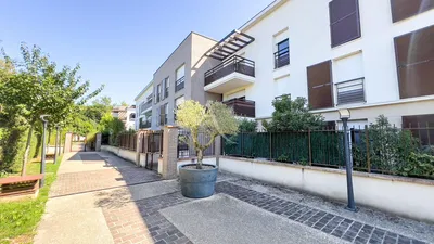 Soggiorno; pavimento in legno, luce naturale, stile moderno, soffitti alti