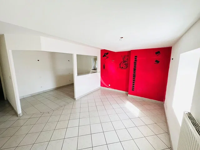 Wohnzimmer; holzboden, tageslicht, moderner stil, hohe decken