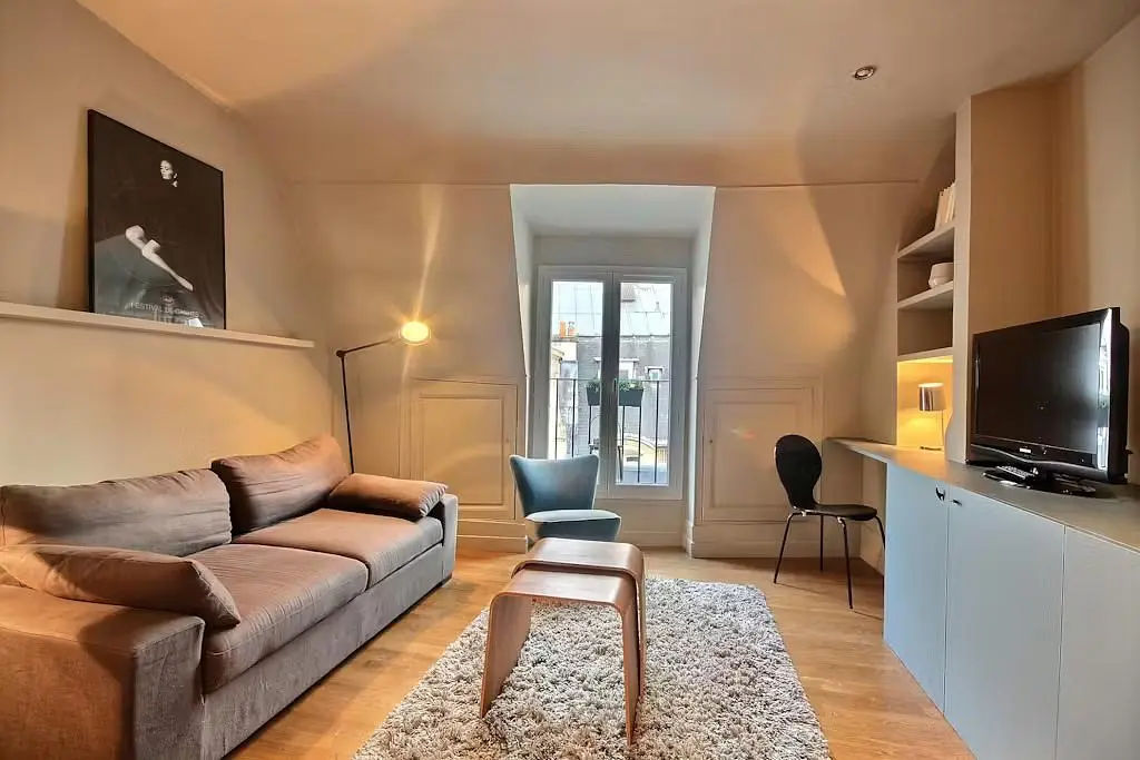 Obývací pokoj; dřevěná podlaha, přirozené světlo, moderní styl, vysoké stropy