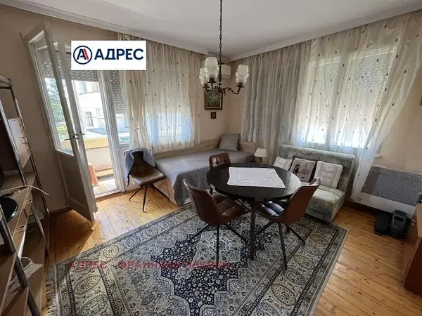 Wohnzimmer; holzboden, tageslicht, moderner stil, hohe decken