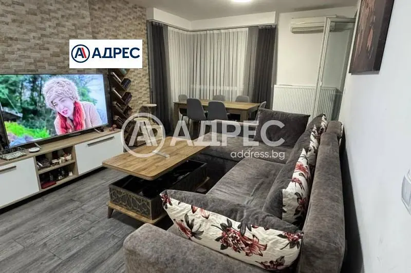 Wohnzimmer; holzboden, tageslicht, moderner stil, hohe decken